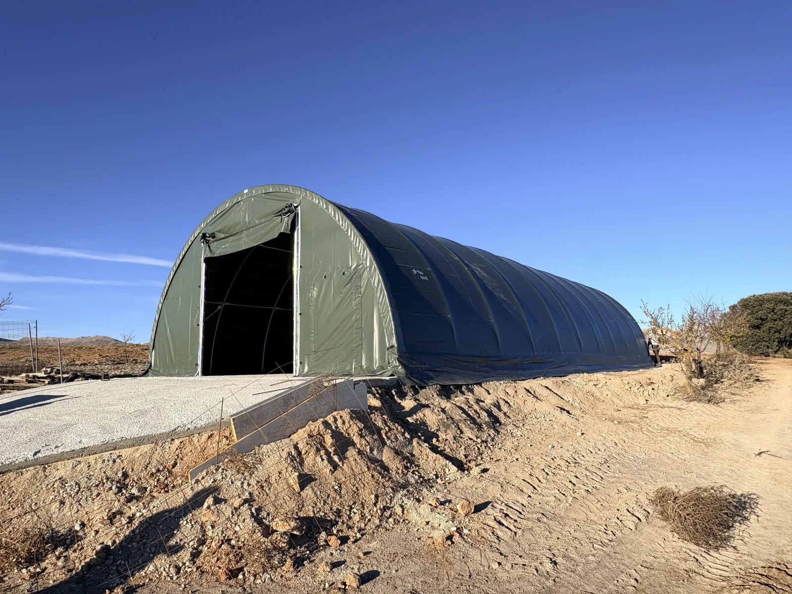 Terreno com tenda agrícola Globotent montada