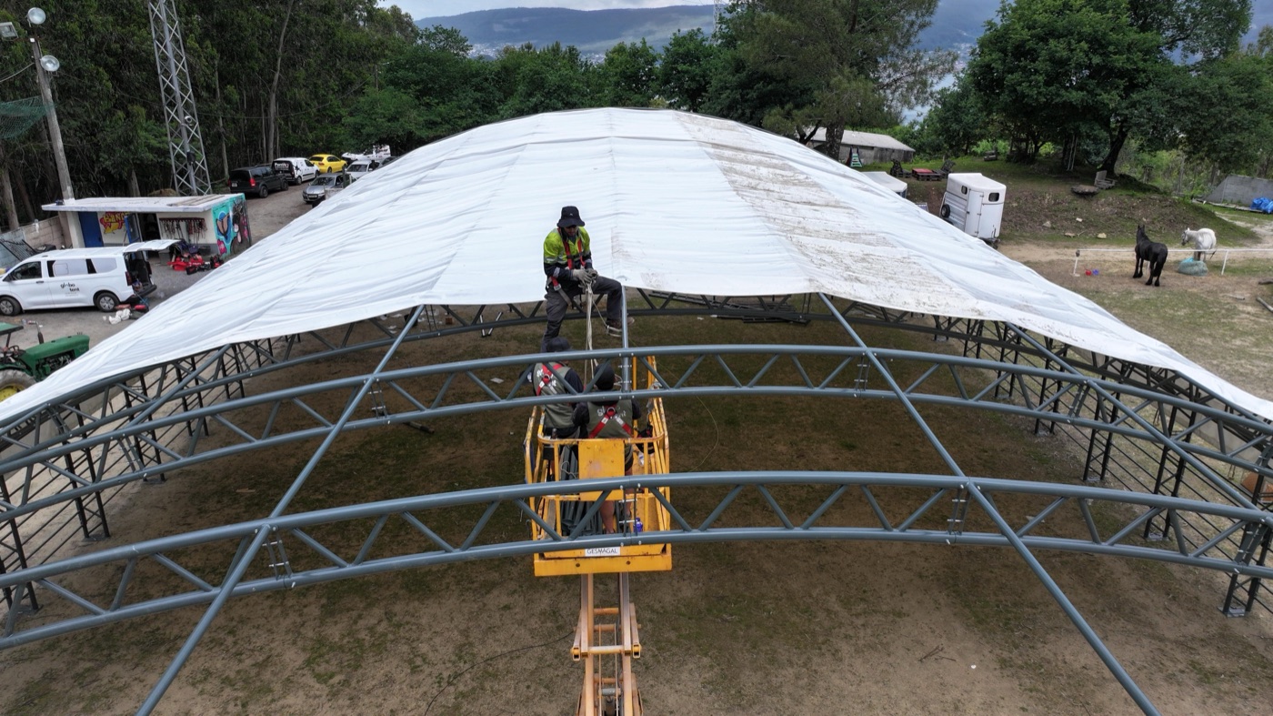 Montagem do telhado da tenda vista de pássaro